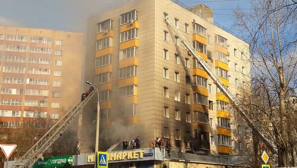 Пожар в жилом доме на ул. Изумрудная в Москве. Архивное фото