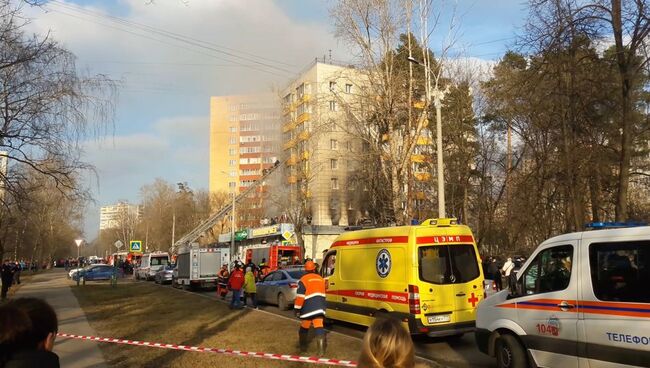 Пожар в жилом доме на ул. Изумрудная в Москве