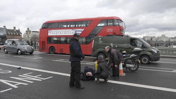 Раненный мужчина на Вестминстерском мосту в Лондоне. 22 марта 2017