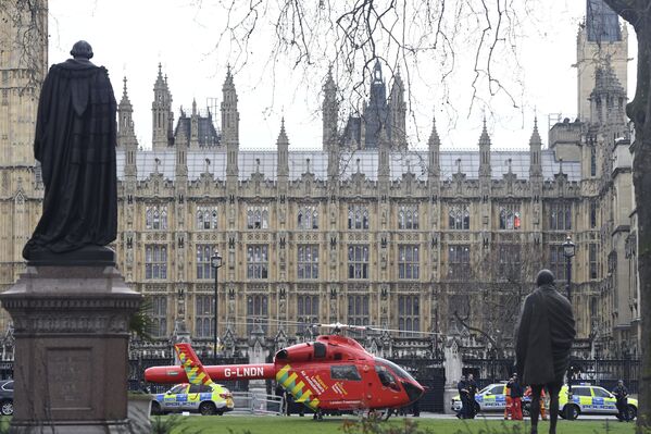 Вертолет медицинской службы у здания Парламента в Лондоне