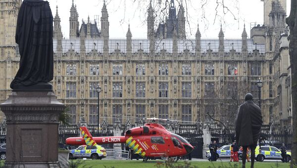 Вертолет медицинской службы у здания Парламента в Лондоне