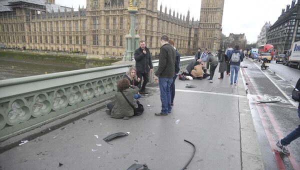 Раненные люди на Вестминстерском мосту в Лондоне