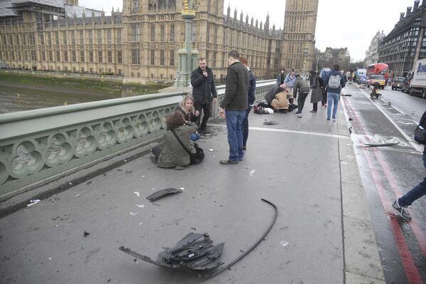 Раненные люди на Вестминстерском мосту в Лондоне
