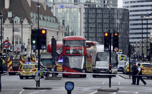 Полицейские недалеко от здания Парламента Лондона, где произошла стрельба, Великобритания. 22 марта 2017