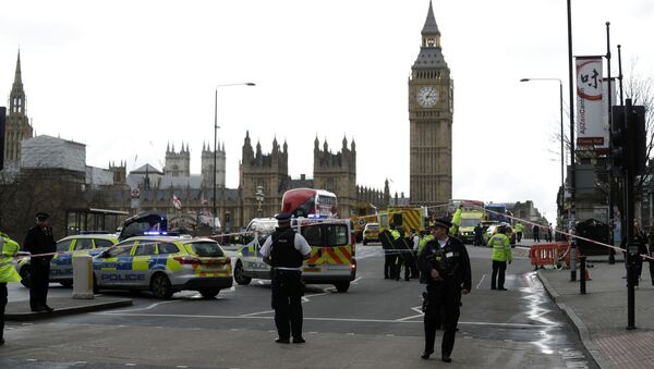 Полицейские недалеко от здания парламента Лондона, где произошла стрельба, Великобритания. 22 марта 2017