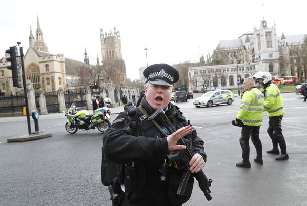 Полицейский на Вестминстерском мосту в Лондоне, Великобритания. 22 марта 2017