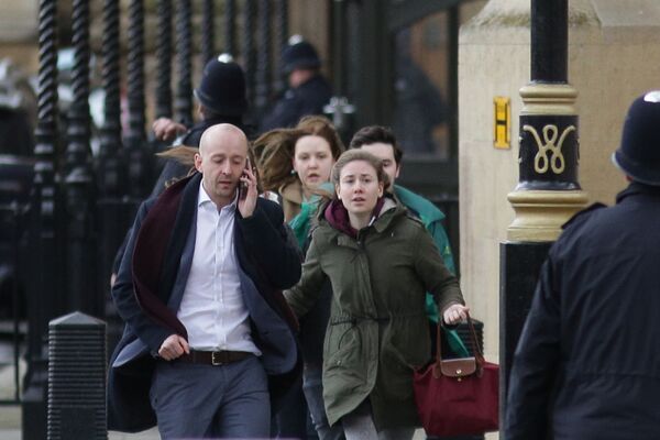 Эвакуация людей из здания Парламента в Лондоне. 22 марта 2017
