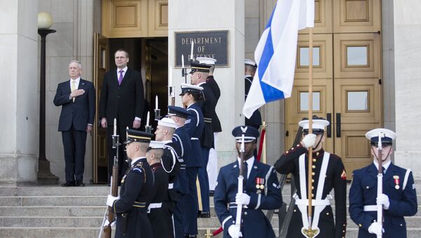 Министры обороны США и Финляндии Джеймс Мэттис и Юсси Ниинистё во время встречи в Вашингтоне. 21 марта 2017