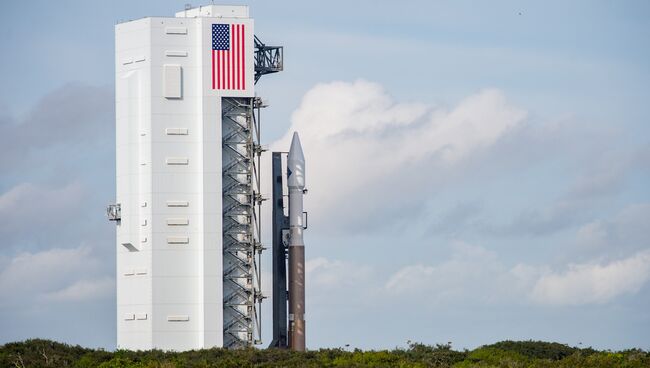 Ракета-носитель Atlas V с грузовым кораблем Cygnus на стартовой площадке. Архивное фото