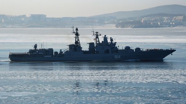 Большой противолодочный корабль Тихоокеанского флота РФ Адмирал Трибуц в проливе Босфор Восточный во Владивостоке