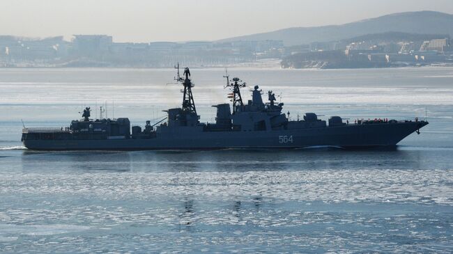 Большой противолодочный корабль Тихоокеанского флота РФ Адмирал Трибуц в проливе Босфор Восточный во Владивостоке