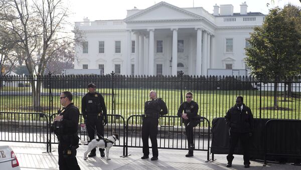 Сотрудники Секретной службы США у здания Белого дома в Вашингтоне. Архивное фото