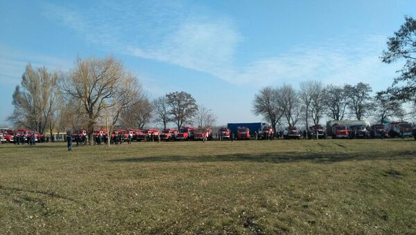 Колонна пожарных машин возле города Балаклея в Харьковской области, Украина. 23 марта 2017