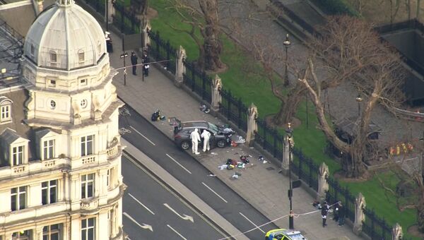 Теракт в Лондоне: эвакуация людей и исследование машины преступника