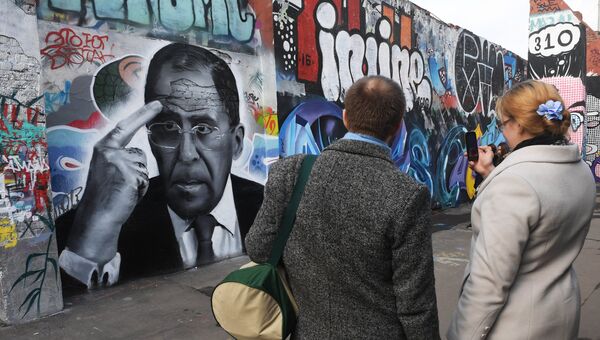 Граффити с портретом министра иностранных дел РФ Сергея Лаврова на стене в Весковском тупике в Москве