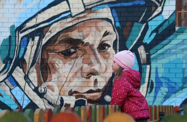 Граффити с изображением космонавта Юрия Гагарина на здании на Аллее Космонавтов в Москве