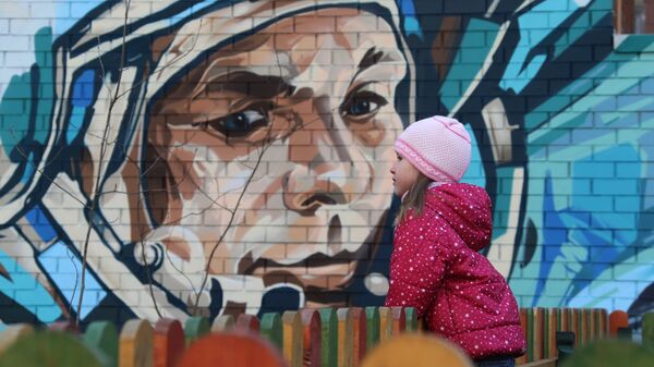 Граффити с изображением космонавта Юрия Гагарина на здании на Аллее Космонавтов в Москве