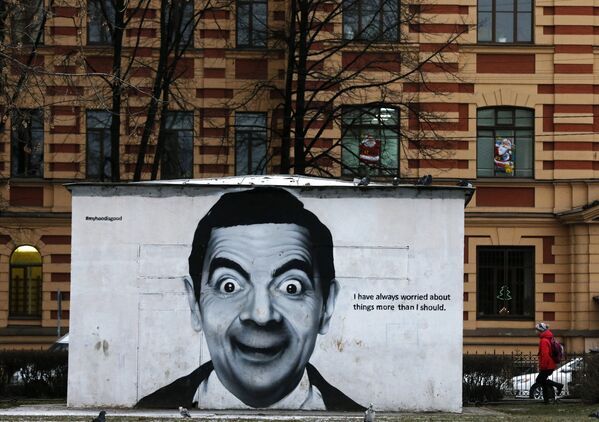 Настенная живопись с изображением английского актера Роуэна Аткинсона в Центральном районе Санкт-Петербурга