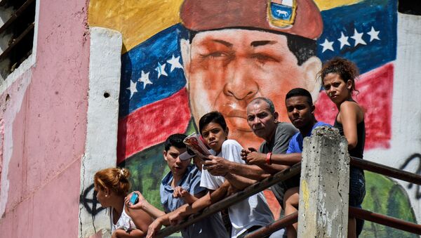 Граффити с изображением Уго Чавеса в Каракасе, Венесуэла. Архивное Фото.