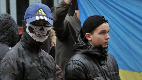 Участники националистической партии УНА-УНСО (запрещена в РФ) во время антиправительственной акции во Львове
