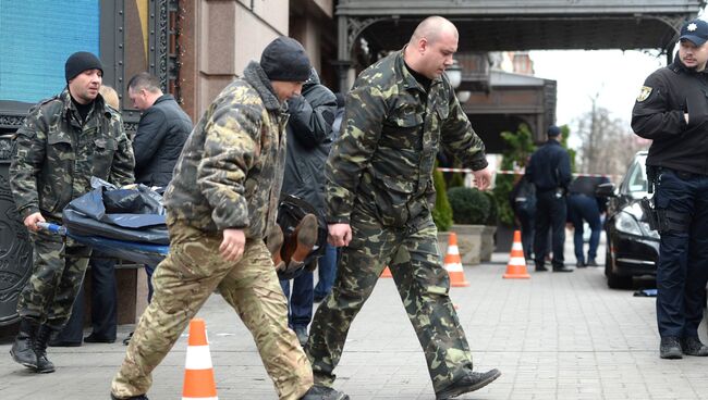 Сотрудники правоохранительных органов на месте убийства бывшего депутата Государственной Думы РФ Дениса Вороненкова в Киеве. 23 марта 2017