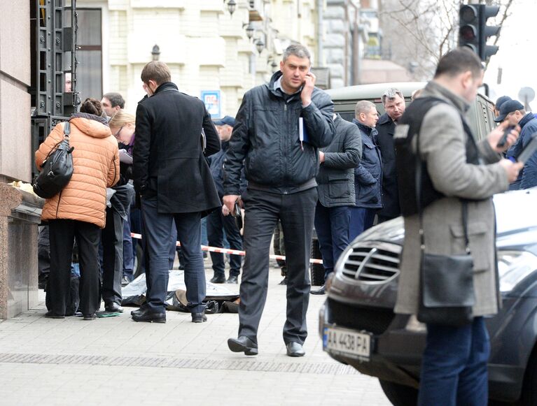 Сотрудники правоохранительных органов на месте убийства бывшего депутата Государственной Думы РФ Дениса Вороненкова в Киеве