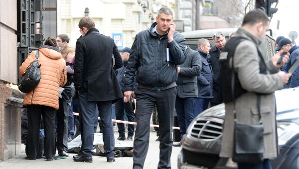 Сотрудники правоохранительных органов на месте убийства Дениса Вороненкова в Киеве. Архивное фото