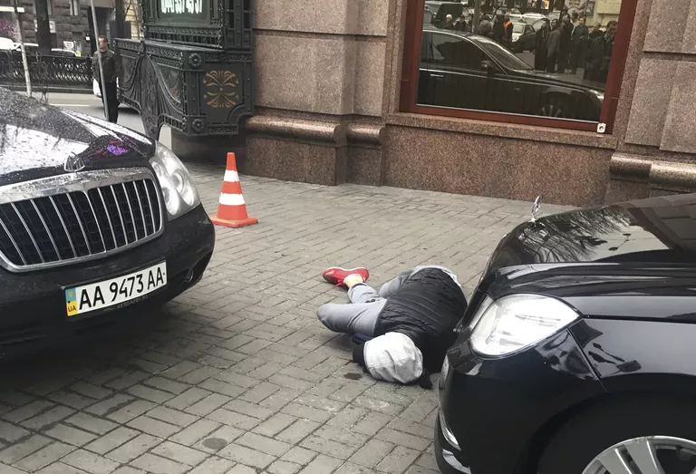 Тело мужчины возле места убийства бывшего депутата Госдумы России Дениса Вороненкова в Киеве, Украина. 23 марта 2017 Тело мужчины возле места убийства бывшего депутата Госдумы России Дениса Вороненкова в Киеве, Украина. 23 марта 2017