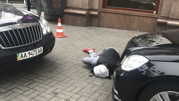 Тело мужчины возле места убийства бывшего депутата Госдумы России Дениса Вороненкова в Киеве, Украина. 23 марта 2017
