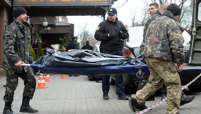 Сотрудники правоохранительных органов на месте убийства бывшего депутата Государственной Думы РФ Дениса Вороненкова в Киеве