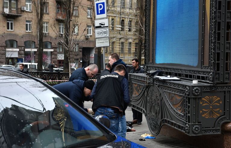 Сотрудники правоохранительных органов на месте убийства бывшего депутата Государственной Думы РФ Дениса Вороненкова в Киеве