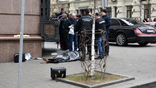 Сотрудники правоохранительных органов на месте убийства бывшего депутата Государственной Думы РФ Дениса Вороненкова в Киеве
