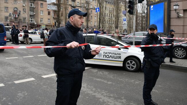 Сотрудники правоохранительных органов на месте убийства бывшего депутата Государственной Думы РФ Дениса Вороненкова в Киеве. Архивное фото