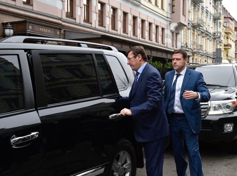 Генеральный прокурор Украины Юрий Луценко на месте убийства бывшего депутата Государственной Думы РФ Дениса Вороненкова в Киеве