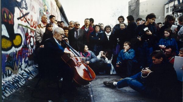 Импровизированный концерт Мстислава Ростроповича у Берлинской стены. 11 ноября 1989