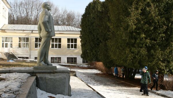 Здание начальных классов средней школы Горки: Ленин по-прежнему на посту