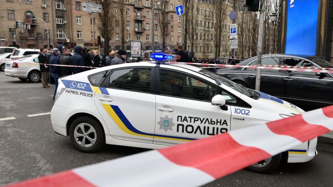 Полицейский автомобиль на месте убийства бывшего депутата Государственной Думы РФ Дениса Вороненкова в Киеве. Архивное фото