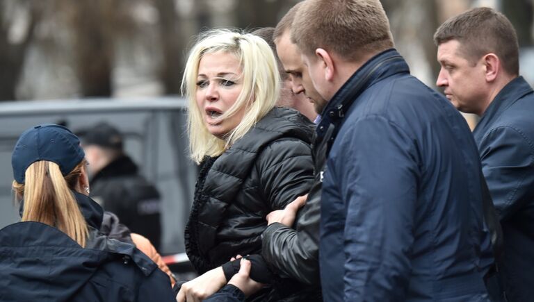 Мария Максакова на месте убийства Дениса Вороненкова в Киеве