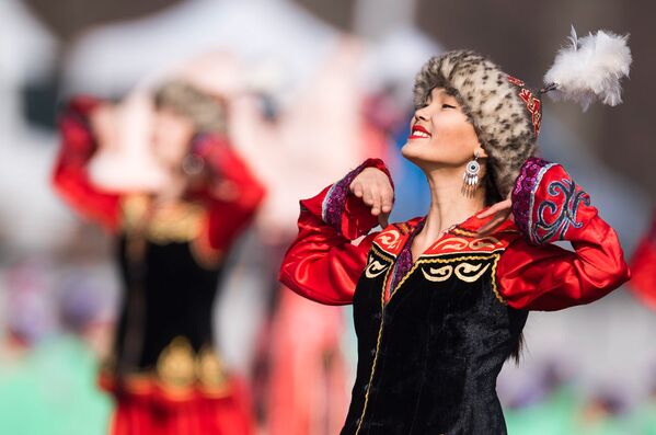 Девушка в народном костюме на праздновании Навруза в Бишкеке