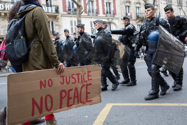 Полицейские во время марша граждан против насилия со стороны полиции и расизма в Париже