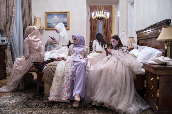 Модели перед показом одежды Firdaws в рамках Mercedes-Benz Fashion Week Russia