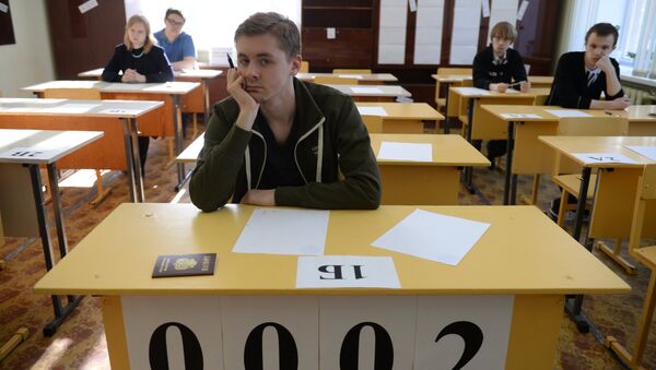 Ученики в классе перед началом единого государственного экзамена по информатике в школе-интернате № 9 в Екатеринбурге. 23 марта 2017