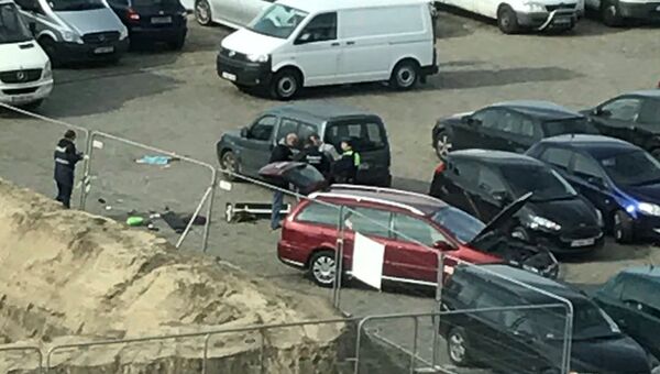 Полицейские рядом с автомобилем, на котором была совершена попытка наезда на толпу в Антверпене
