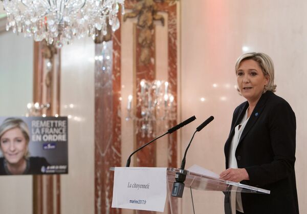 Кандидат на пост президента Франции, лидер французской партии Национальный фронт Марин Ле Пен во время пресс-конференции в Париже Кандидат на пост президента Франции, лидер французской партии Национальный фронт Марин Ле Пен во время пресс-конференции в Париже