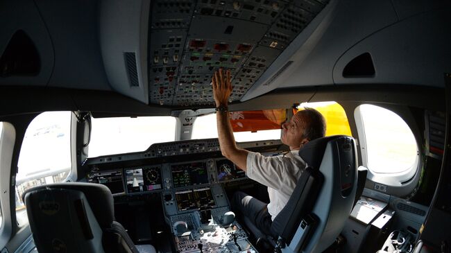 Пилот в кабине дальнемагистрального пассажирского самолета Airbus A350 XWB
