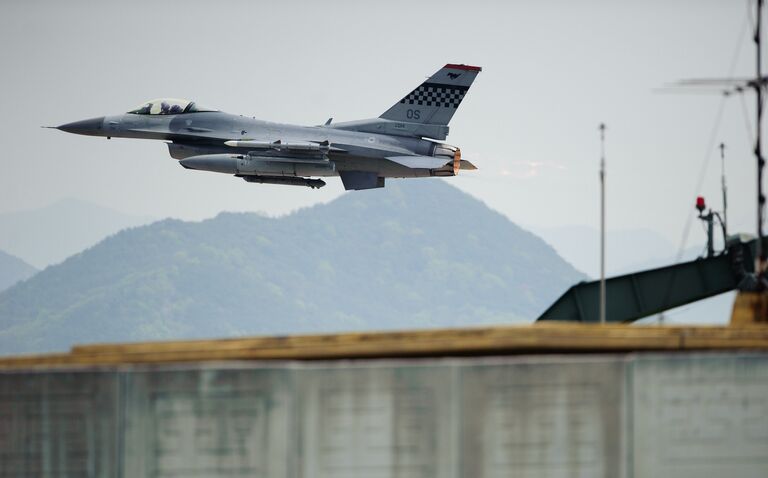 Истребитель F-16 ВВС США во время учений Foal Eagle в Южной Корее Истребитель F-16 ВВС США во время учений Foal Eagle в Южной Корее