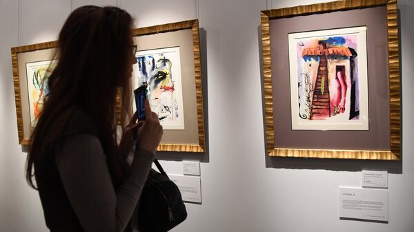 Посетительница знакомится с экспозицией на открытии выставки Сальвадора Дали Алиса в стране Чудес в галерее Altmans Gallery в Москве 