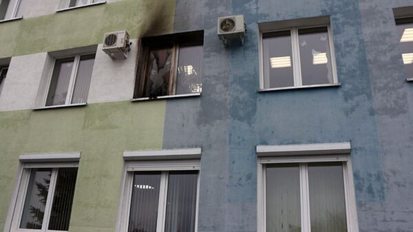 Последствия попадания коктейля Молотова в окно здания инспекции Министерства по налогам и сборам в Гомеле
