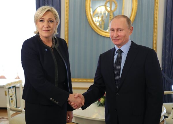 Президент РФ Владимир Путин и лидер политической партии Франции Национальный фронт, кандидат в президенты Франции Марин Ле Пен во время встречи. 24 марта 2017