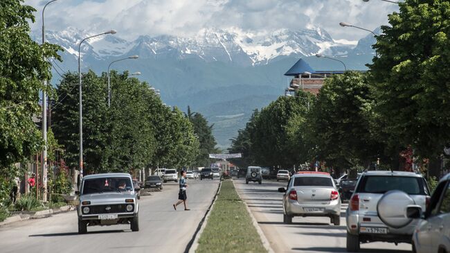 Вид на одну из городских улиц в Цхинвале. Архивное фото